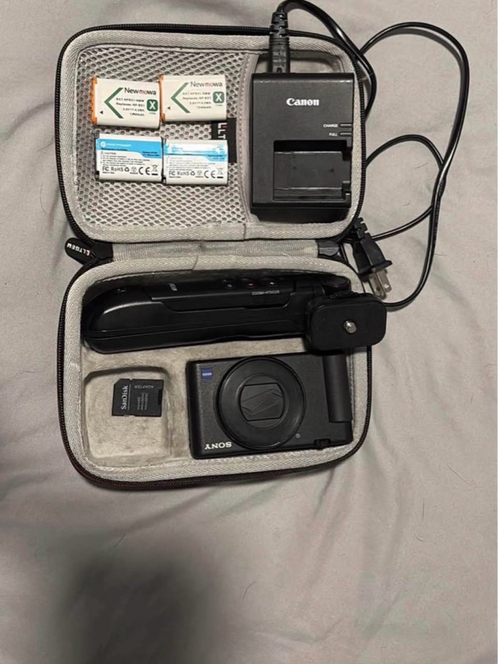 Sony zv-1 Compact Black Digital Camera with Case and Batteries